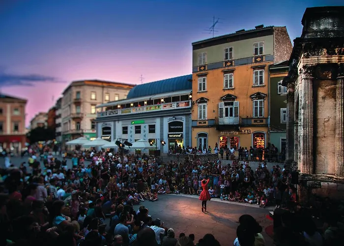 Vikendica Holiday Home Pinezici I