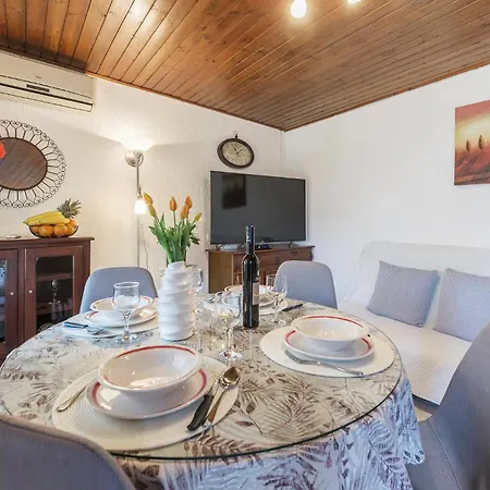 Lovely Home In Pula With Wifi